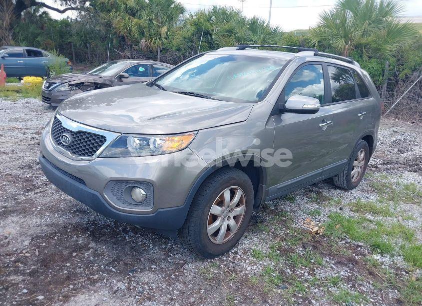 Photo 2 of 2013 Kia Sorento LX (VIN 5XYKT3A67DG337138)