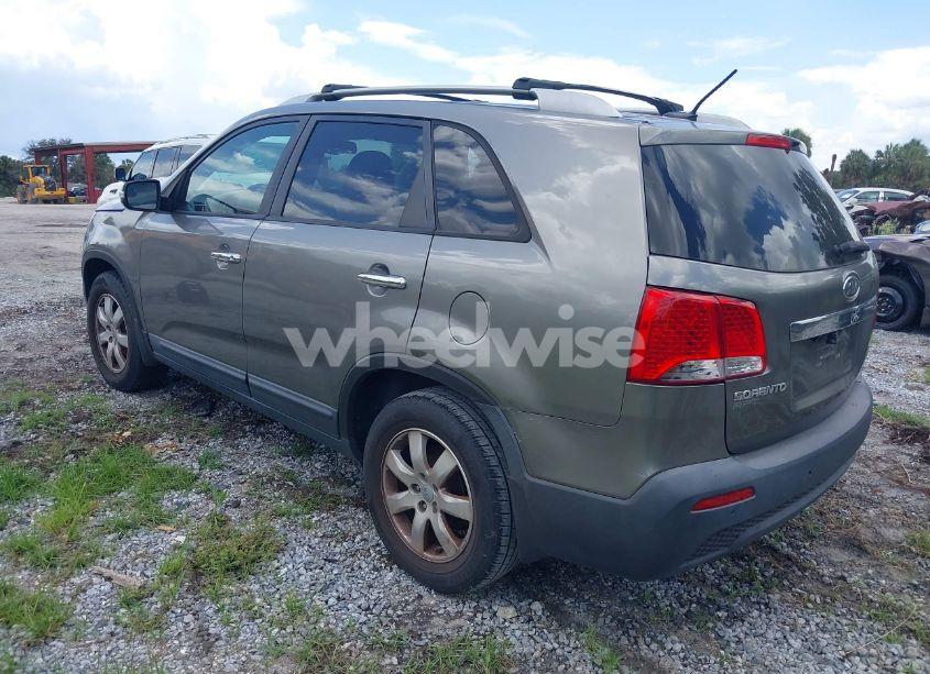 Photo 3 of 2013 Kia Sorento LX (VIN 5XYKT3A67DG337138)