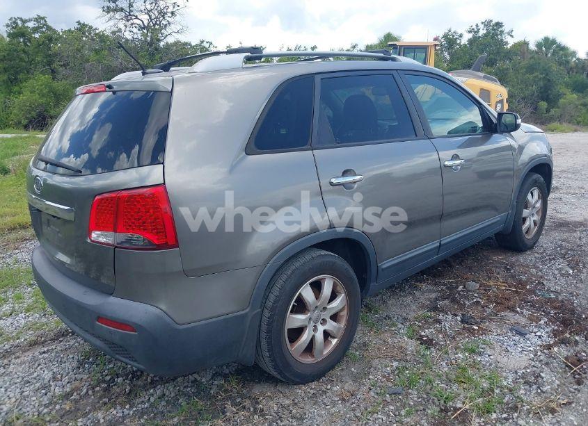 Photo 4 of 2013 Kia Sorento LX (VIN 5XYKT3A67DG337138)