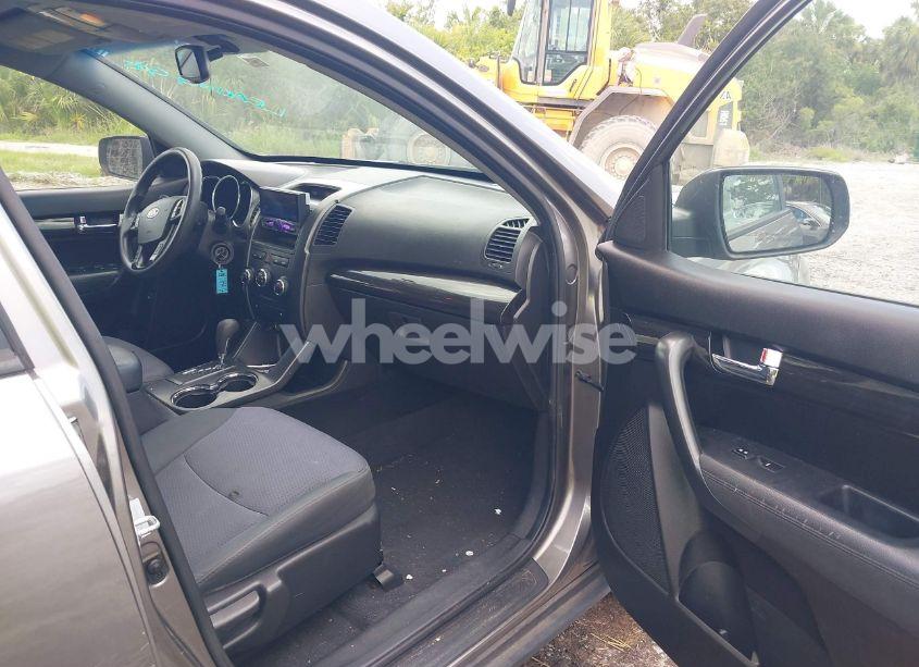 Photo 5 of 2013 Kia Sorento LX (VIN 5XYKT3A67DG337138)