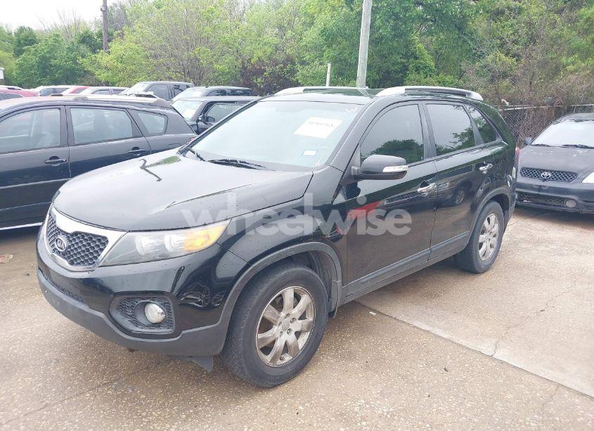 Photo 2 of 2013 Kia Sorento LX (VIN 5XYKT3A67DG391846)