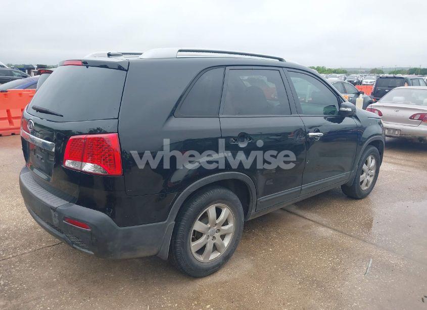 Photo 4 of 2013 Kia Sorento LX (VIN 5XYKT3A67DG391846)