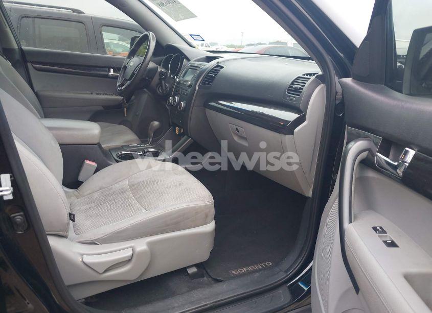 Photo 5 of 2013 Kia Sorento LX (VIN 5XYKT3A67DG391846)
