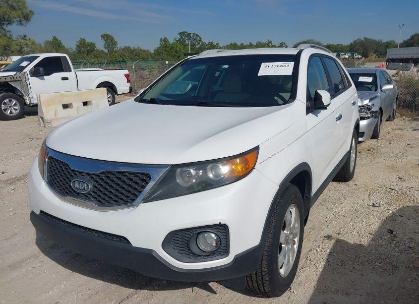 Photo 2 of 2013 Kia Sorento LX (VIN 5XYKT3A67DG412873)
