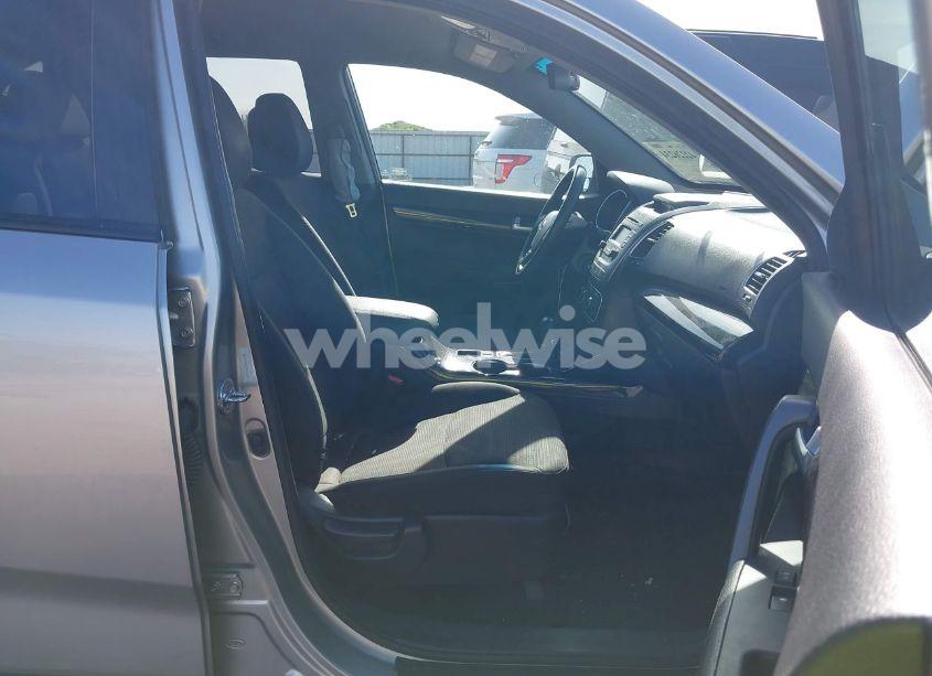 Photo 5 of 2014 Kia Sorento LX (VIN 5XYKT3A67EG467311)