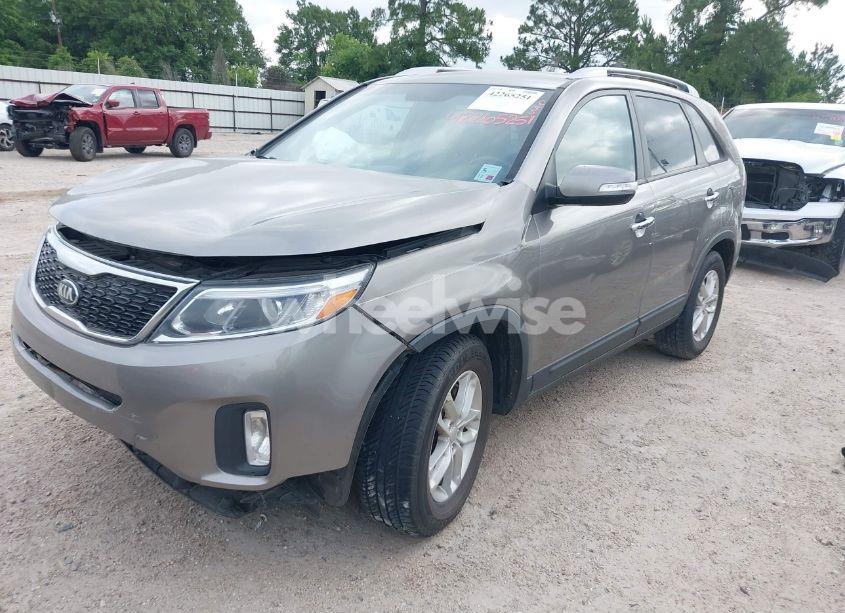Photo 2 of 2014 Kia Sorento LX (VIN 5XYKT3A67EG501313)