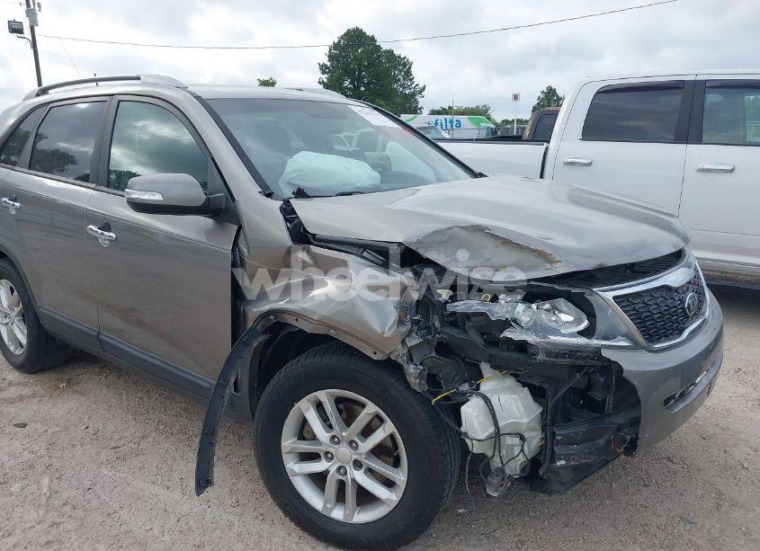 Photo 6 of 2014 Kia Sorento LX (VIN 5XYKT3A67EG501313)