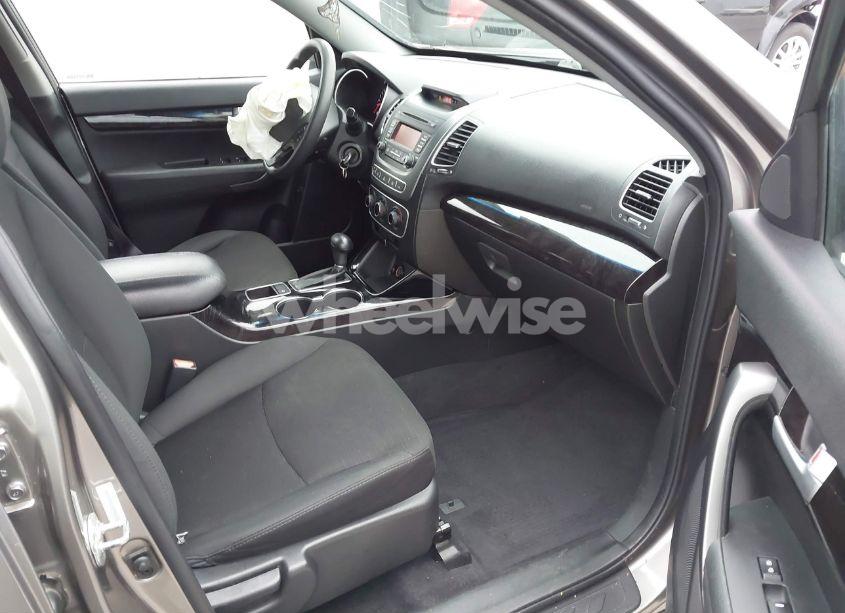 Photo 5 of 2015 Kia Sorento LX (VIN 5XYKT3A67FG581973)