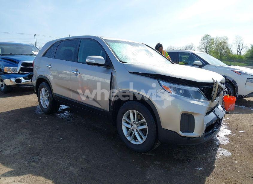 2015 Kia Sorento LX (VIN 5XYKT3A67FG618990) main photo