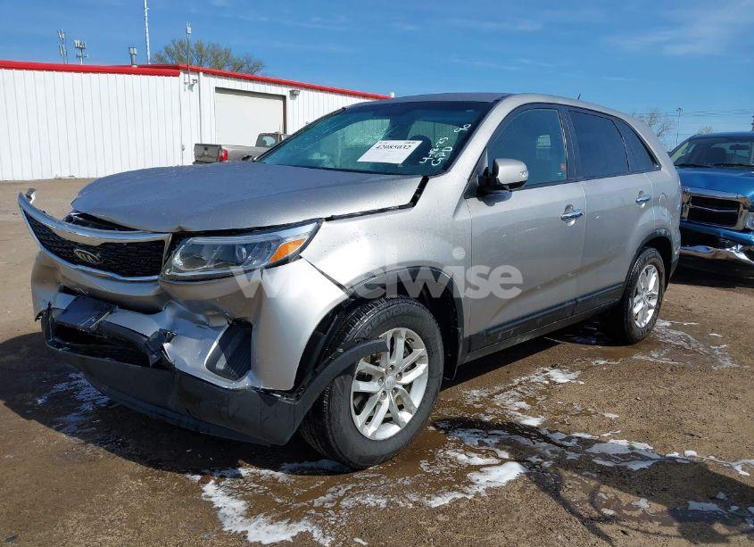 Photo 2 of 2015 Kia Sorento LX (VIN 5XYKT3A67FG618990)