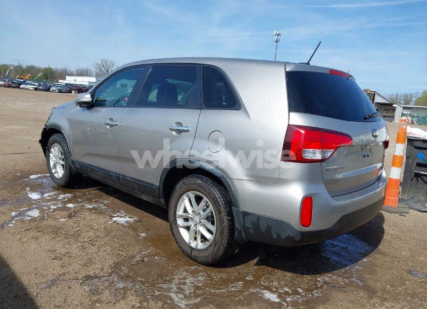Photo 3 of 2015 Kia Sorento LX (VIN 5XYKT3A67FG618990)