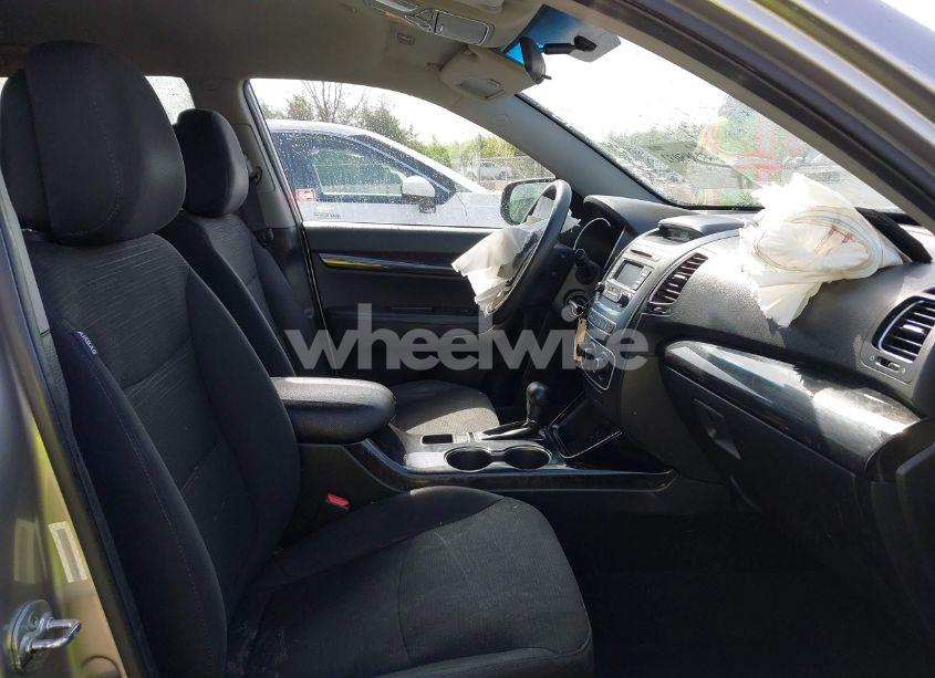 Photo 5 of 2015 Kia Sorento LX (VIN 5XYKT3A67FG618990)