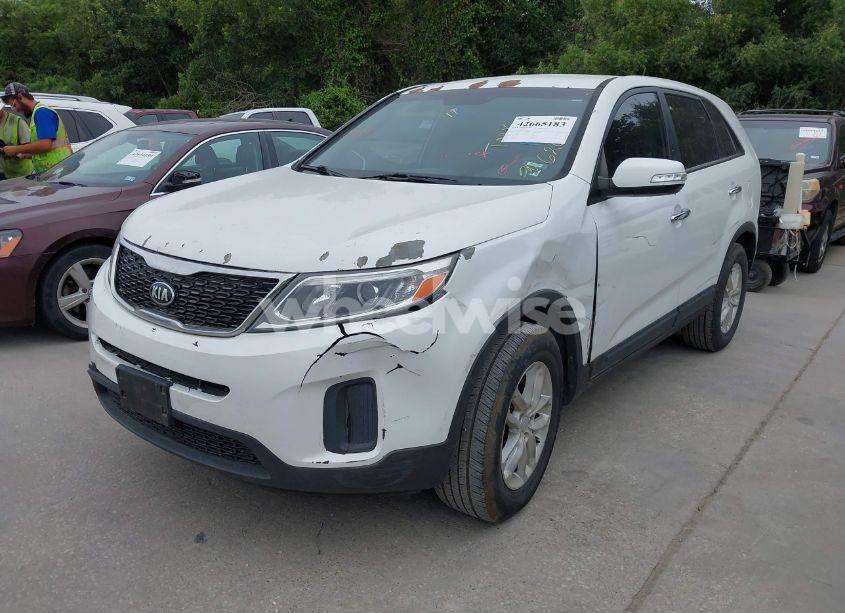 Photo 2 of 2015 Kia Sorento LX (VIN 5XYKT3A67FG626930)