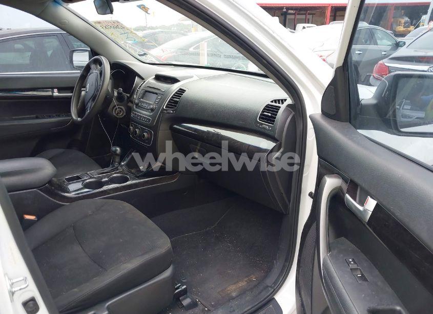 Photo 5 of 2015 Kia Sorento LX (VIN 5XYKT3A67FG626930)