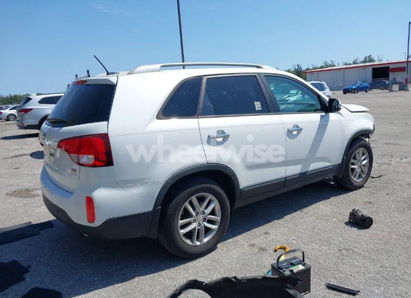 Photo 4 of 2015 Kia Sorento LX (VIN 5XYKT3A67FG657336)