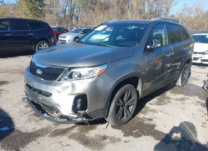 Photo 2 of 2015 Kia Sorento LX (VIN 5XYKT3A67FG660253)