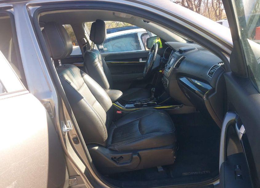 Photo 5 of 2015 Kia Sorento LX (VIN 5XYKT3A67FG660253)