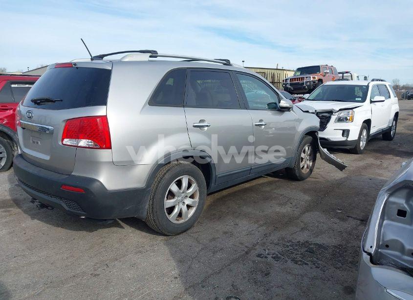 Photo 4 of 2012 Kia Sorento LX (VIN 5XYKT3A68CG302140)