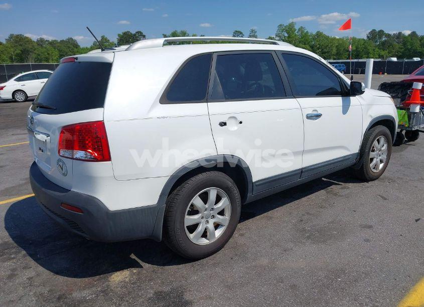 Photo 4 of 2013 Kia Sorento LX (VIN 5XYKT3A68DG348391)