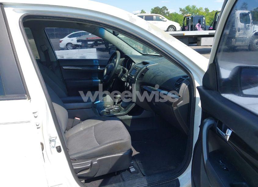 Photo 5 of 2013 Kia Sorento LX (VIN 5XYKT3A68DG348391)