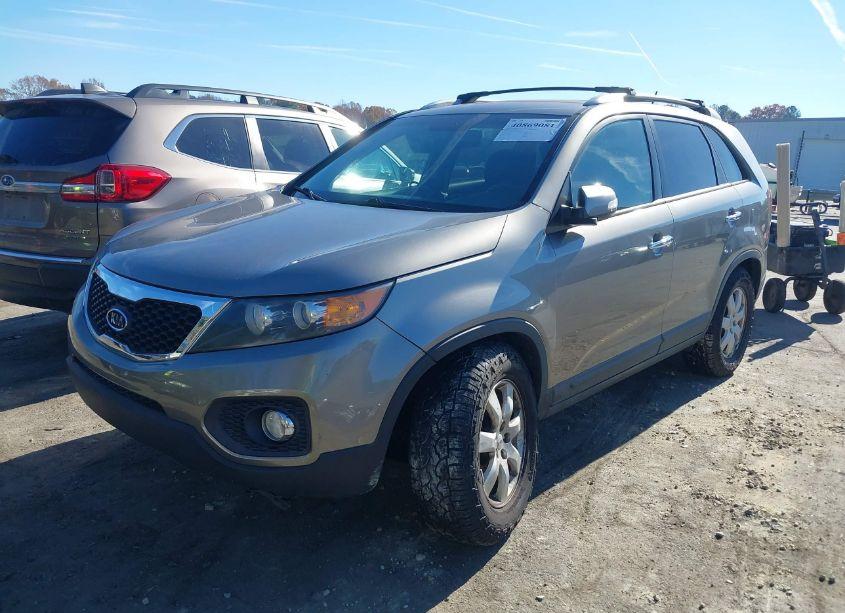 Photo 2 of 2013 Kia Sorento LX (VIN 5XYKT3A68DG354224)