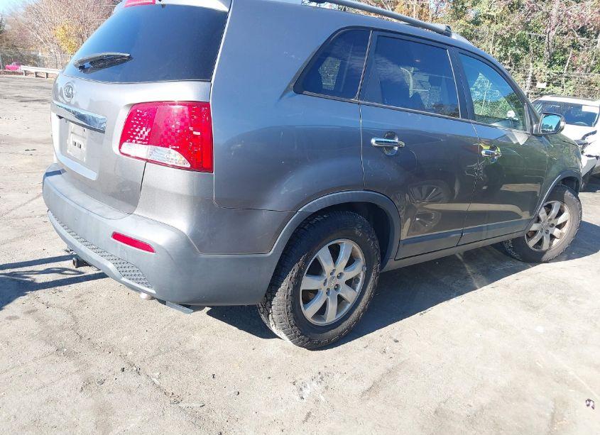 Photo 4 of 2013 Kia Sorento LX (VIN 5XYKT3A68DG354224)
