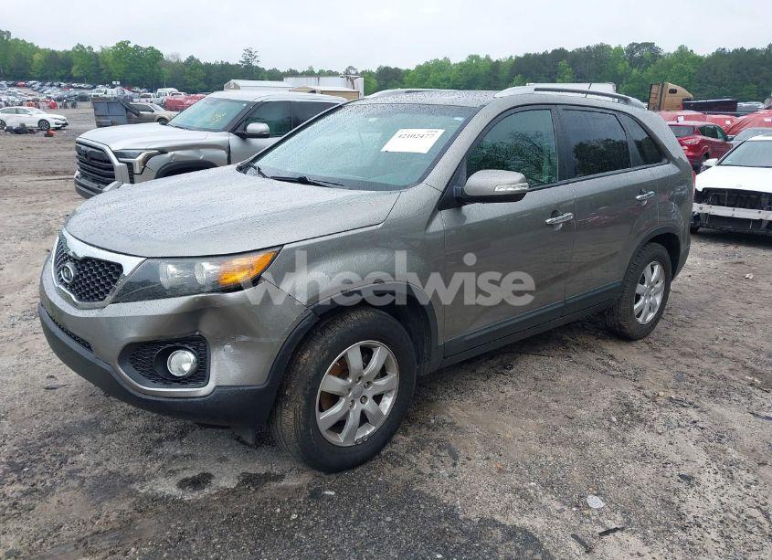 Photo 2 of 2013 Kia Sorento LX (VIN 5XYKT3A68DG386493)