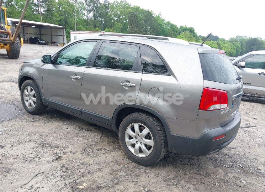 Photo 3 of 2013 Kia Sorento LX (VIN 5XYKT3A68DG386493)