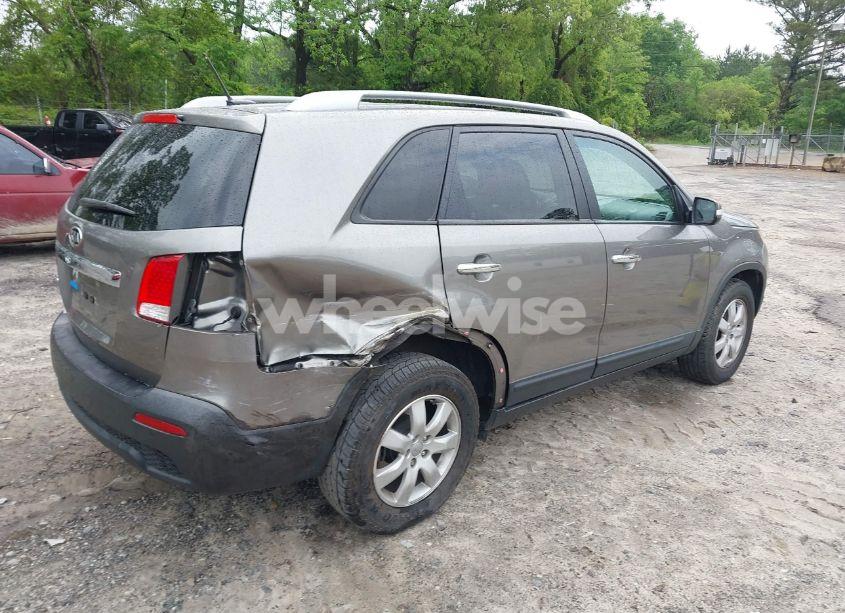 Photo 4 of 2013 Kia Sorento LX (VIN 5XYKT3A68DG386493)