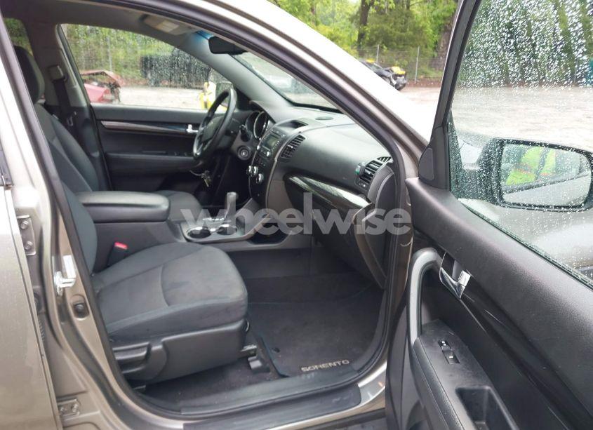 Photo 5 of 2013 Kia Sorento LX (VIN 5XYKT3A68DG386493)