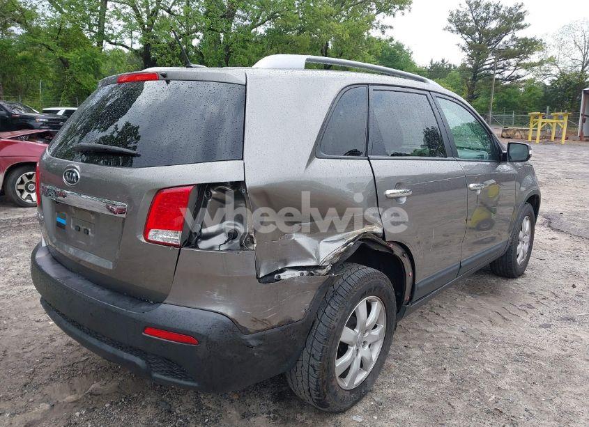 Photo 6 of 2013 Kia Sorento LX (VIN 5XYKT3A68DG386493)