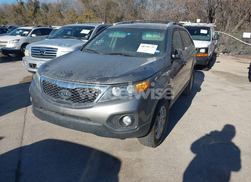 Photo 2 of 2013 Kia Sorento LX (VIN 5XYKT3A68DG415622)