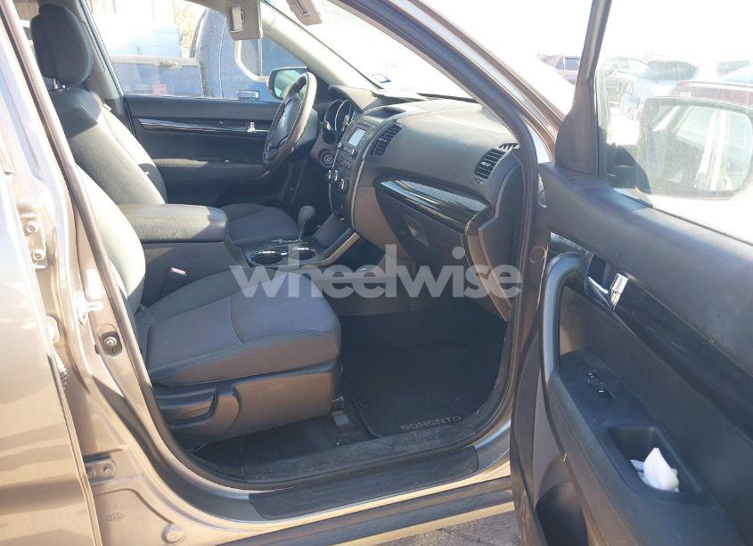 Photo 5 of 2013 Kia Sorento LX (VIN 5XYKT3A68DG415622)