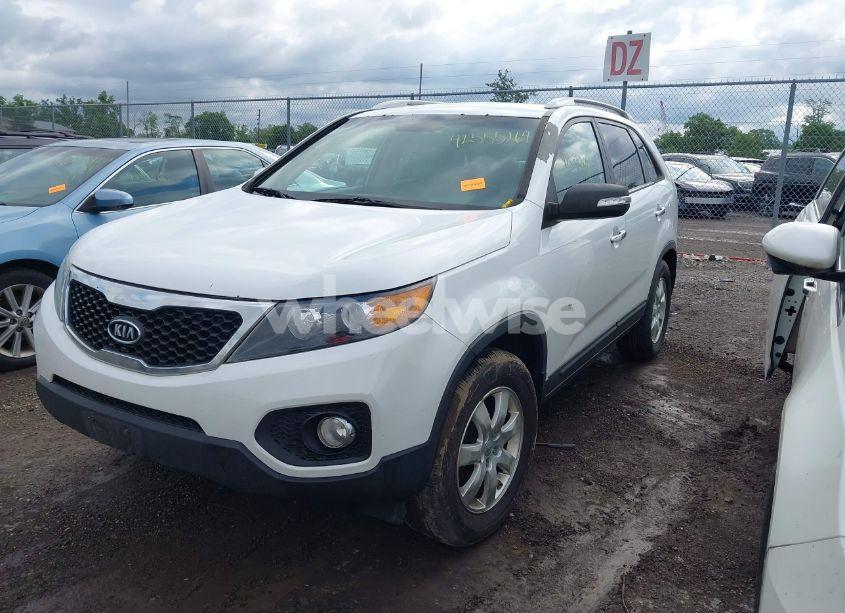 Photo 2 of 2013 Kia Sorento LX (VIN 5XYKT3A68DG416897)