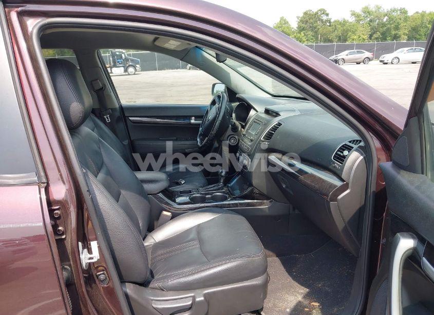 Photo 5 of 2014 Kia Sorento LX (VIN 5XYKT3A68EG506035)