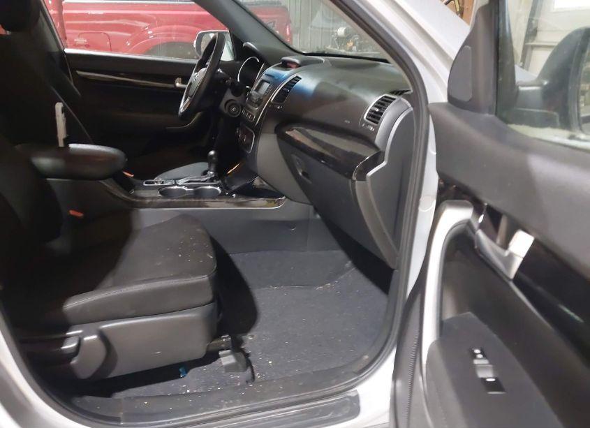 Photo 5 of 2014 Kia Sorento LX (VIN 5XYKT3A68EG508545)