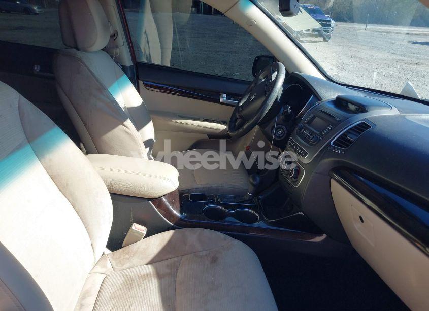 Photo 5 of 2014 Kia Sorento LX (VIN 5XYKT3A68EG511915)