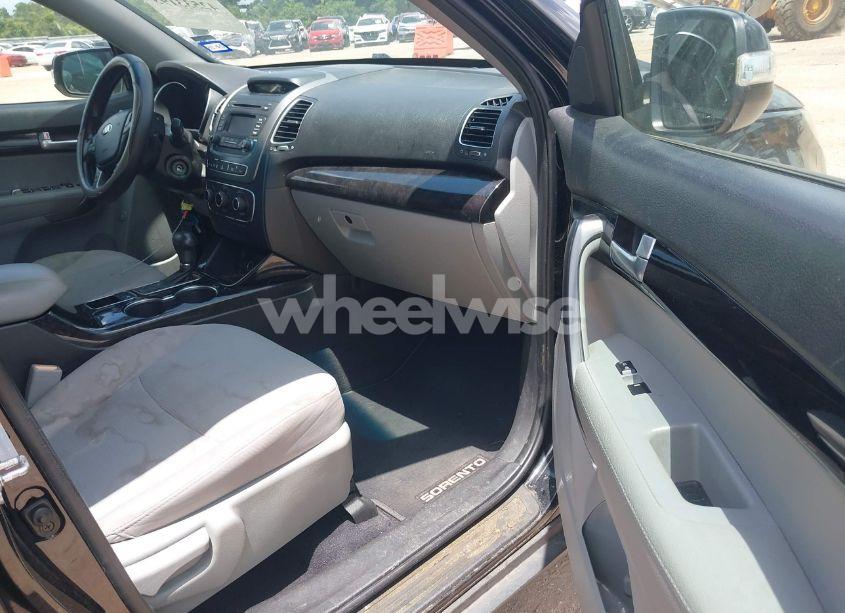 Photo 5 of 2014 Kia Sorento LX (VIN 5XYKT3A68EG521327)