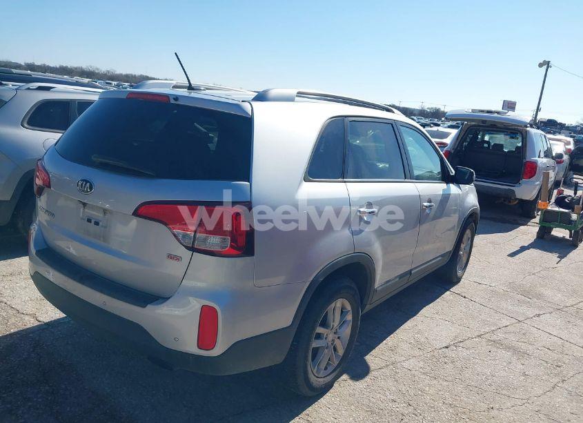 Photo 4 of 2014 Kia Sorento LX (VIN 5XYKT3A68EG521957)