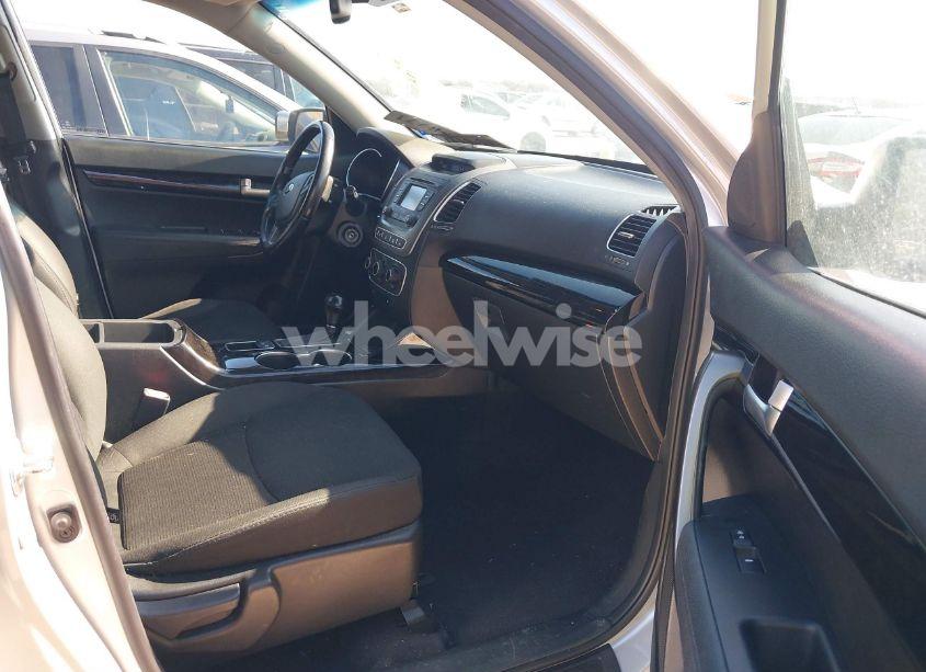 Photo 5 of 2014 Kia Sorento LX (VIN 5XYKT3A68EG521957)