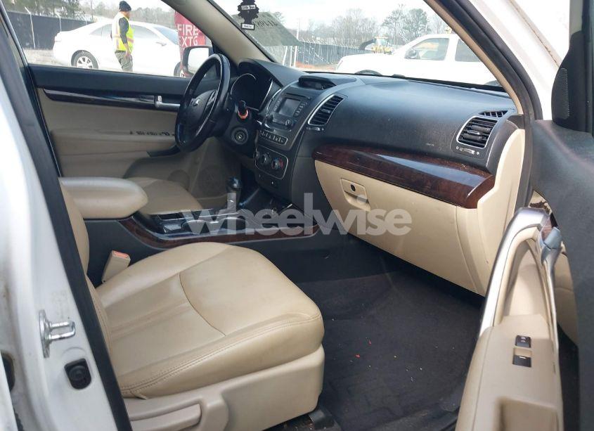 Photo 5 of 2014 Kia Sorento LX (VIN 5XYKT3A68EG536152)