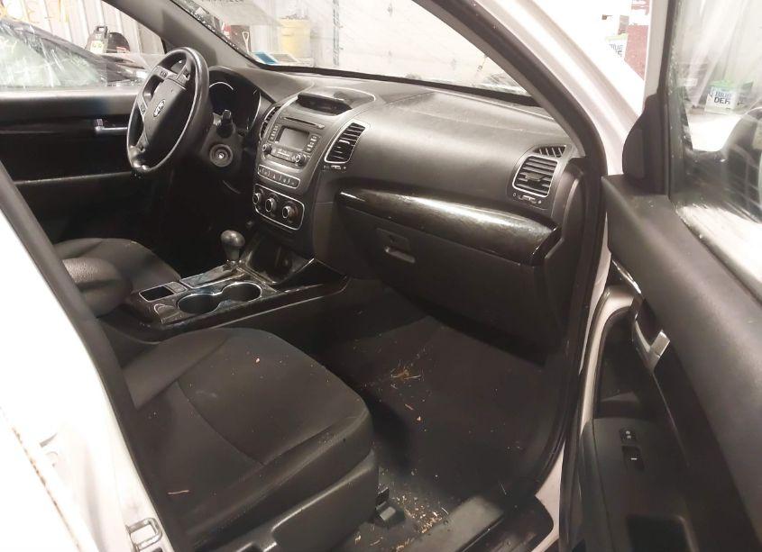 Photo 5 of 2014 Kia Sorento LX (VIN 5XYKT3A68EG542825)