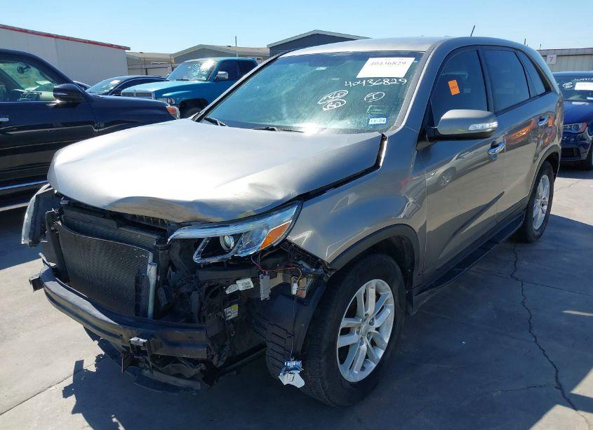 Photo 2 of 2014 Kia Sorento LX (VIN 5XYKT3A68EG543263)