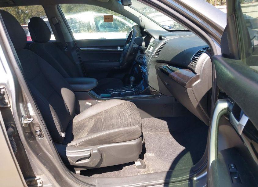 Photo 5 of 2014 Kia Sorento LX (VIN 5XYKT3A68EG543263)