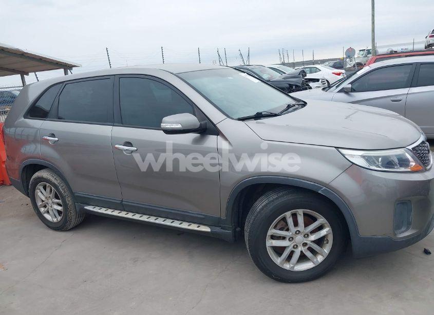 Photo 13 of 2015 Kia Sorento LX (VIN 5XYKT3A68FG568276)