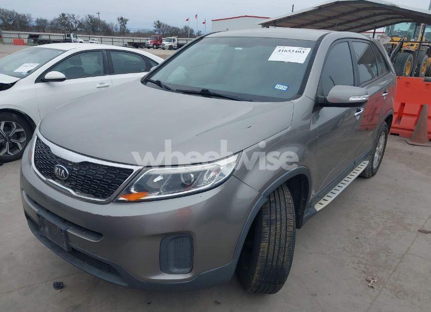 Photo 2 of 2015 Kia Sorento LX (VIN 5XYKT3A68FG568276)