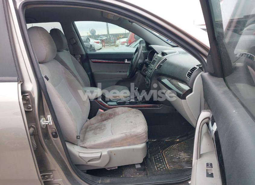 Photo 5 of 2015 Kia Sorento LX (VIN 5XYKT3A68FG568276)