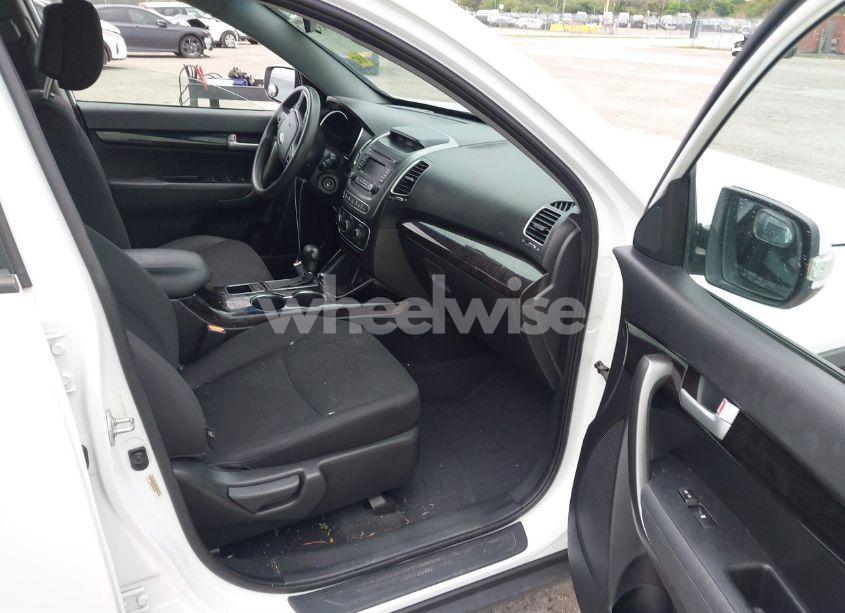 Photo 5 of 2015 Kia Sorento LX (VIN 5XYKT3A68FG599401)