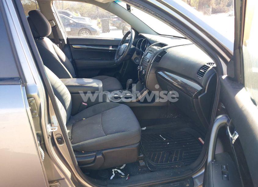 Photo 5 of 2012 Kia Sorento LX (VIN 5XYKT3A69CG304270)