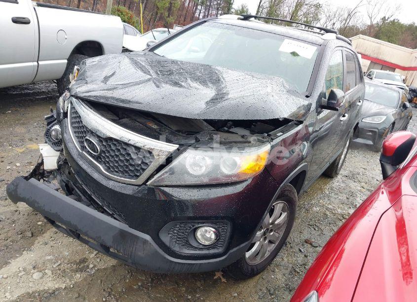 Photo 2 of 2013 Kia Sorento LX (VIN 5XYKT3A69DG354992)